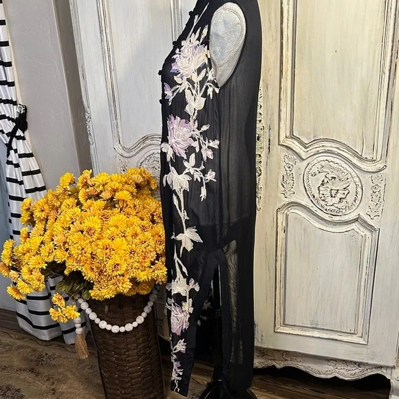 T Rose Embroidered Black Sheer Floral Sleeveless Duster - Picture 6 of 11